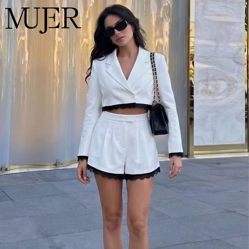 Double Breasted Blazer - Женский костюм MUJER: кружевные шорты-бермуды и